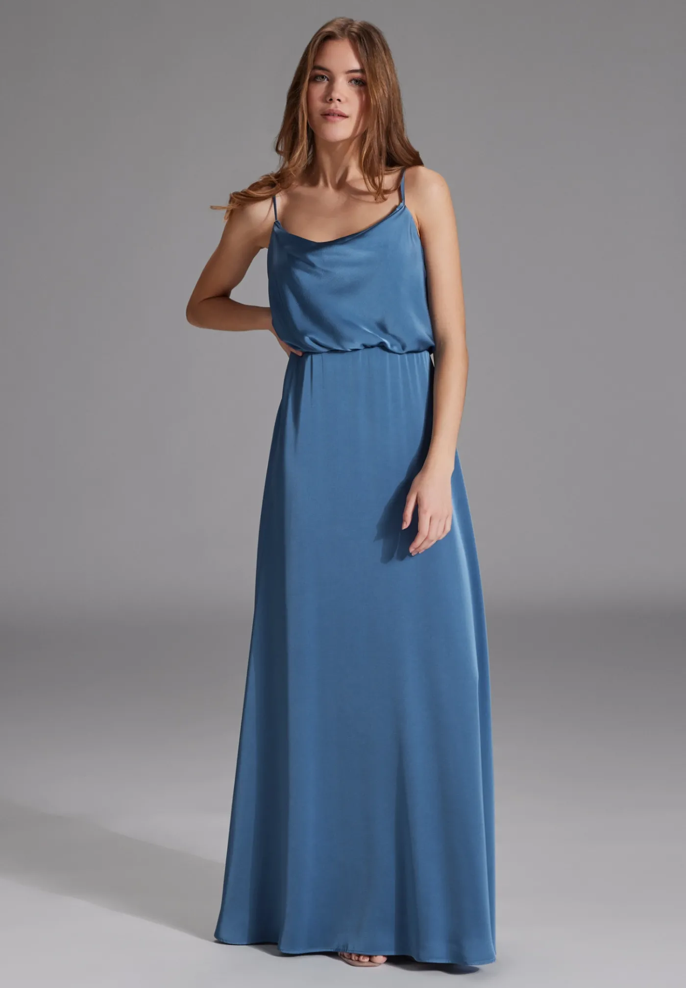 Abendkleid aus Satin mit angedeutetem Wasserfallausschnitt
