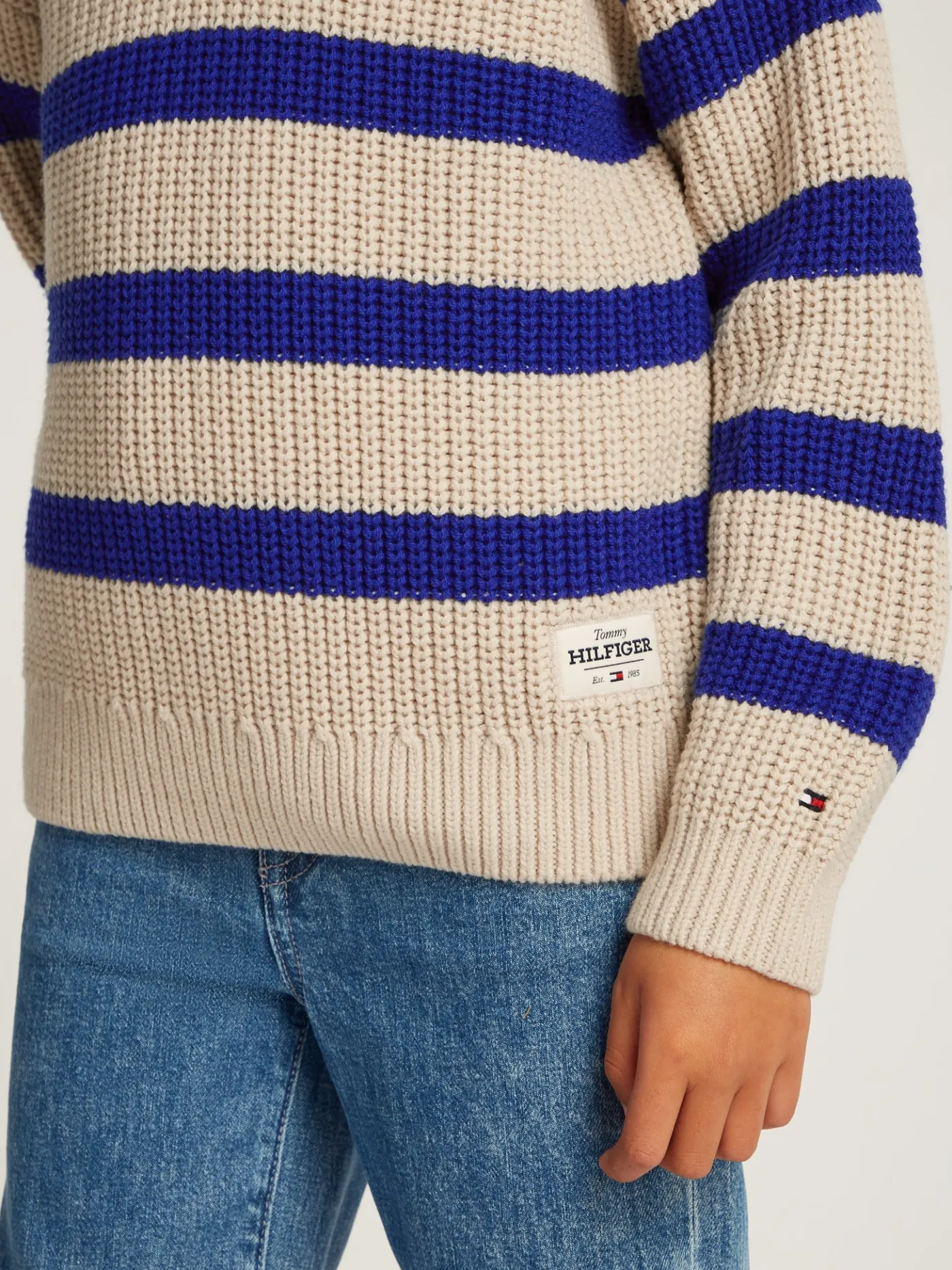 Gestreifter Pullover mit breitem Kragen