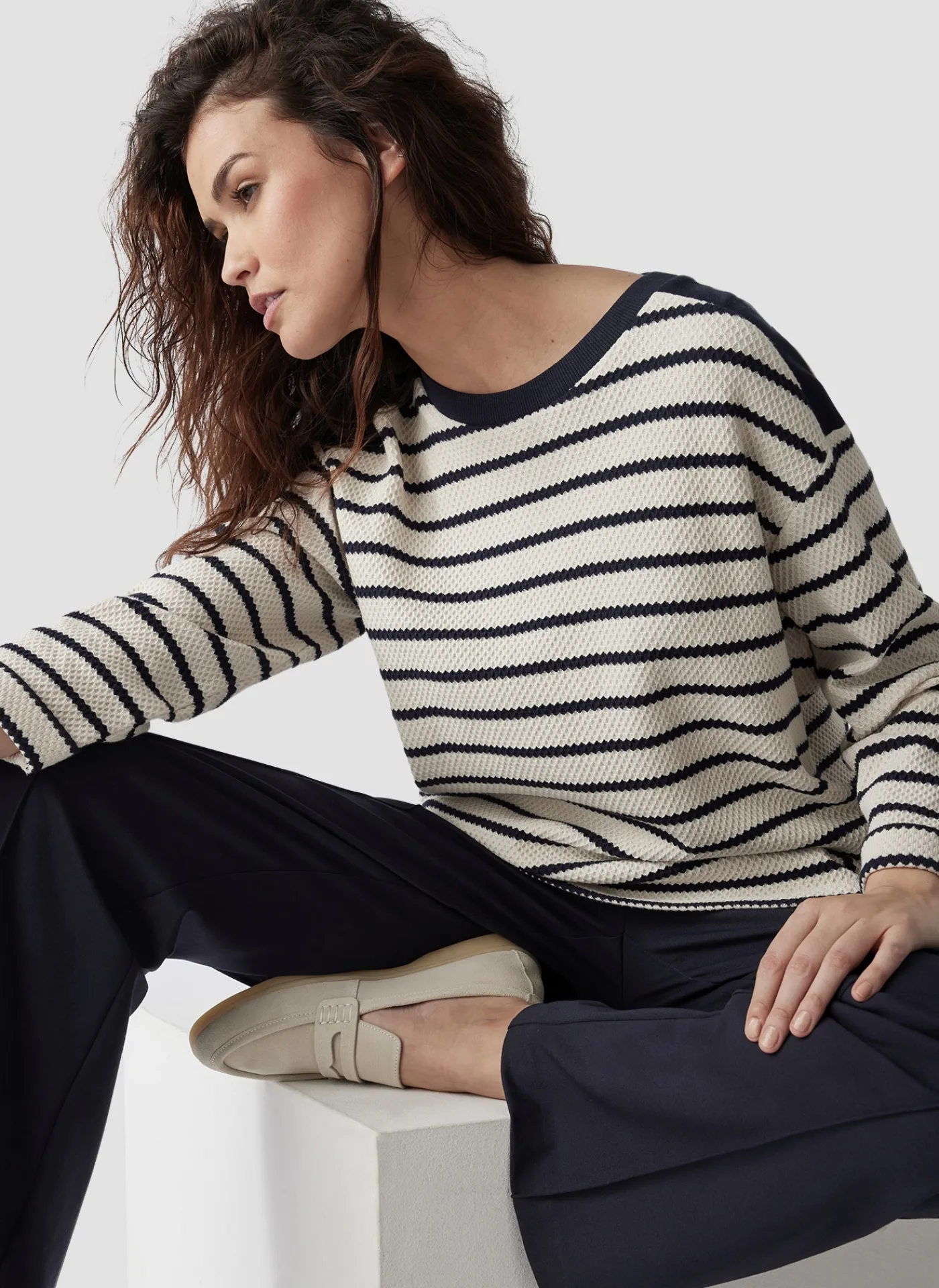 Gestreiftes Sweatshirt mit Details an Schulter und Ärmel