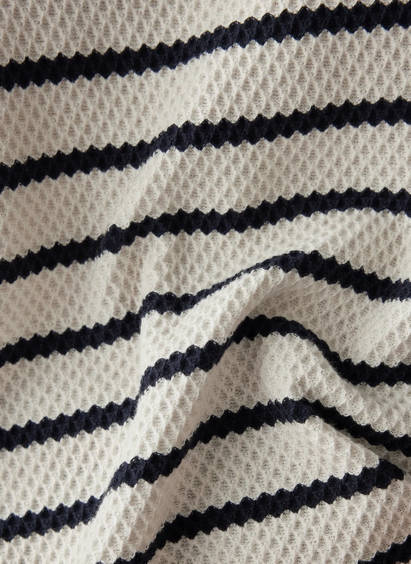 Gestreiftes Sweatshirt mit Details an Schulter und Ärmel