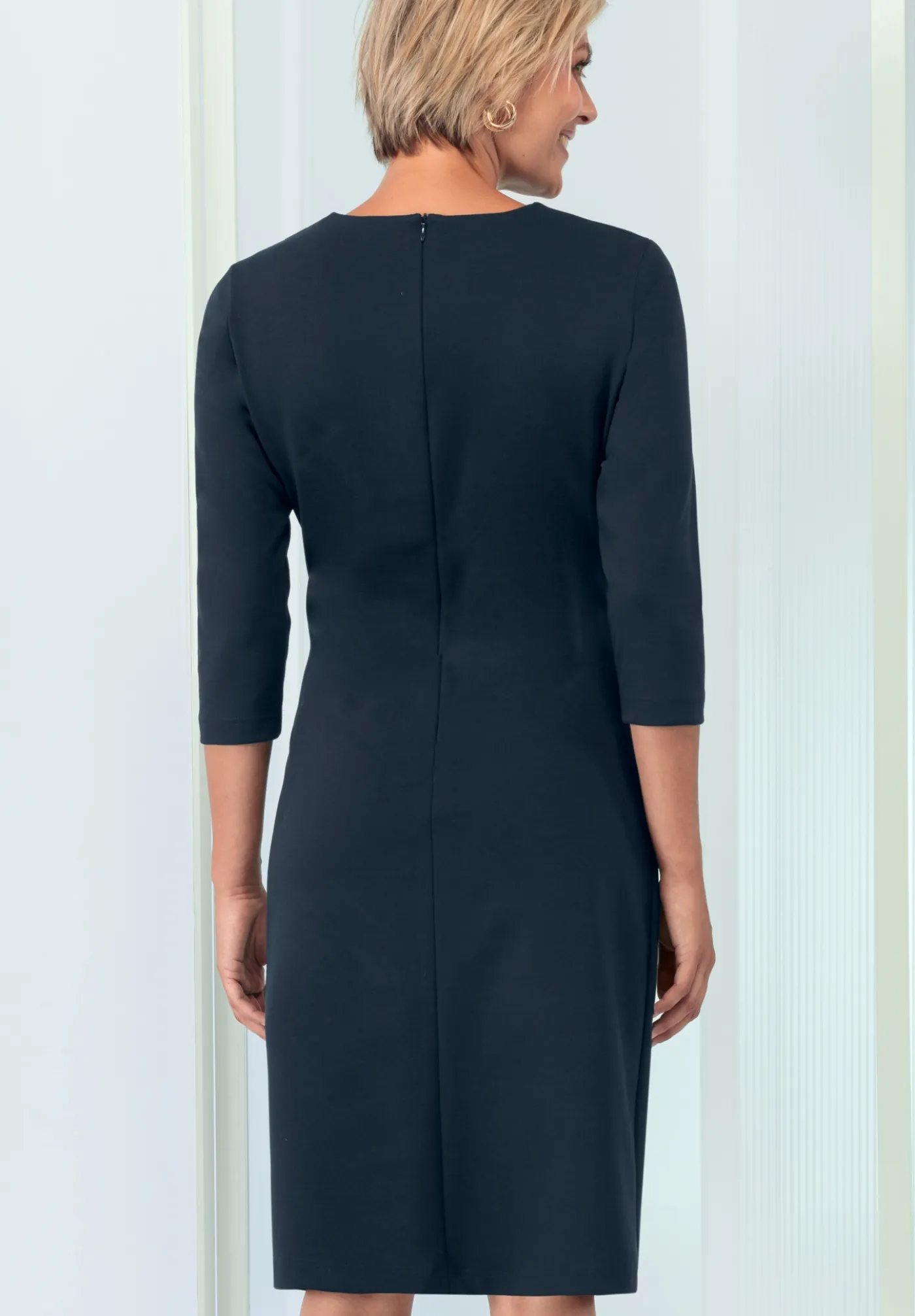 Modernes Jerseykleid mit Rundhalsausschnitt