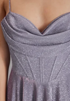 Schimmerndes Abendkleid mit Drapierung