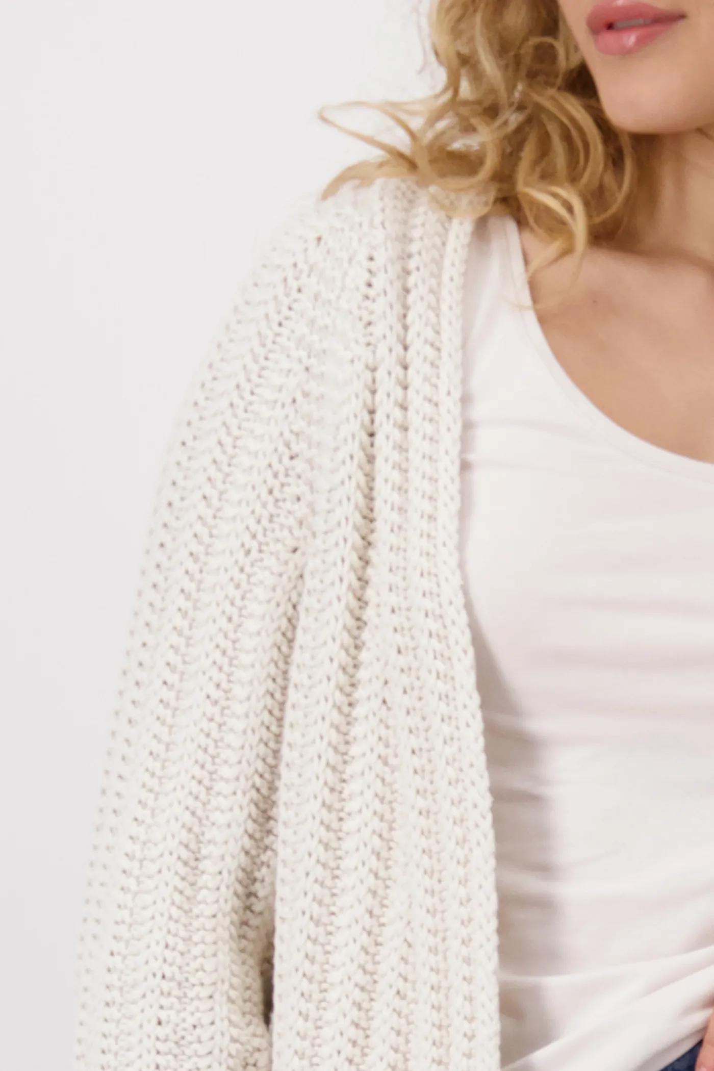 Stricküberwurf mit Rippstruktur