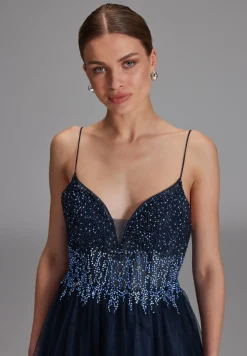 Tüllkleid mit funkelnder Ziersteinapplikation