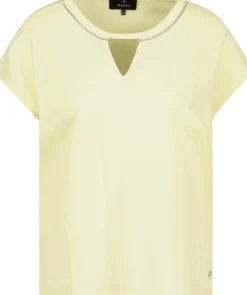 T-Shirt mit Kettenschmuck