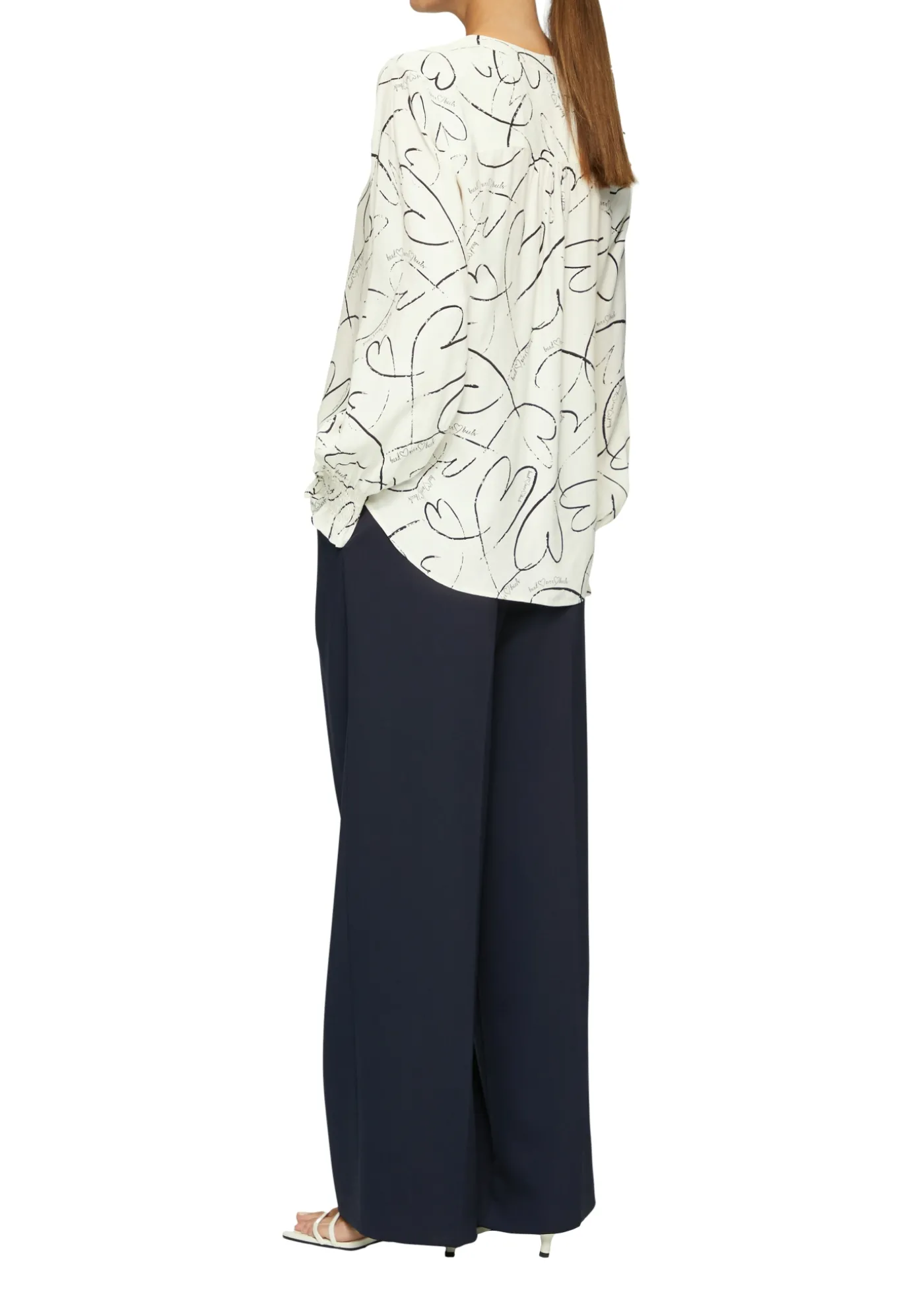 Viskosebluse mit All-over-Print und Smok-Detail am Ärmel