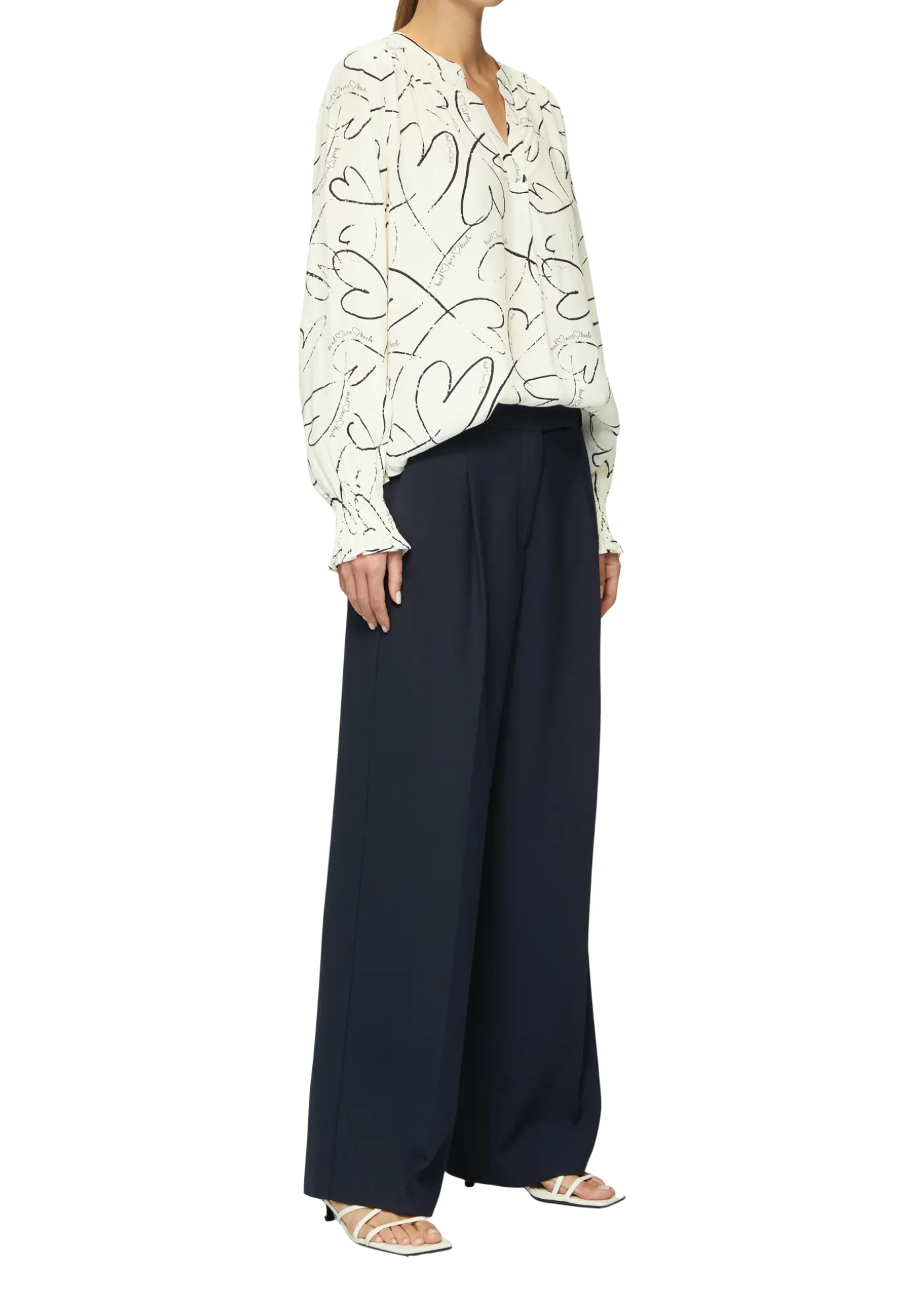 Viskosebluse mit All-over-Print und Smok-Detail am Ärmel
